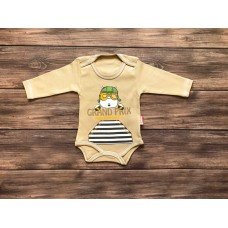 БОДІК ДЛЯ ХЛОПЧИКА GRAND PRIX гірчичневого кольору з довгими рукавами.